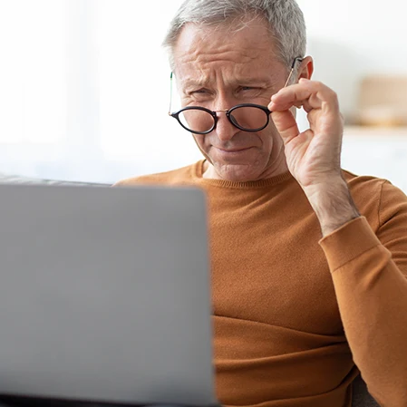 Senior Man Suffering From Macular Degeneration Kombu 2 Symptom
