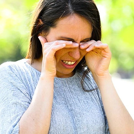 Women Rubbing Her Eyes Due To Dry Eyes Kombu 2 Symptoms